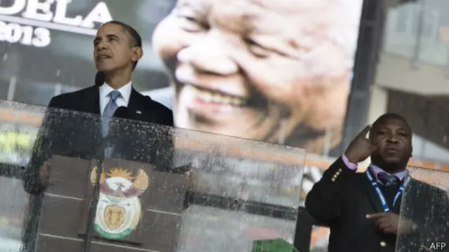 Сурдопереводчик рядом с Бараком Обамой