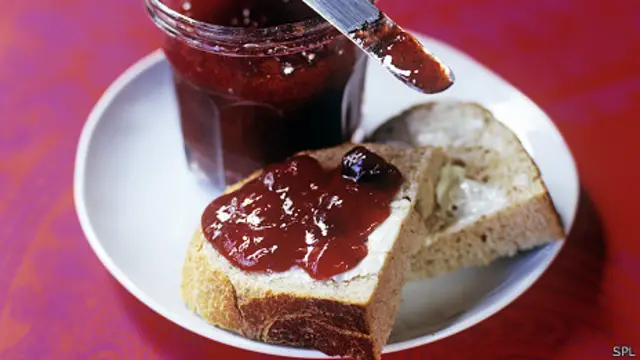 Plato de tostadas con mermelada.