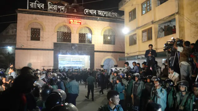 عبدالقادر ملّا پر الزام تھا کہ وہ جماعت اسلامی کے تحت قائم کی گئی البدر نامی عسکری تنظیم کے رکن تھے۔ ان پر یہ الزام بھی ہے کہ جنگ کے آخری ایام میں وہ 200 سے زیادہ بنگلہ دیشی دانشوروں کے اغوا اور قتل میں ملوث تھے۔