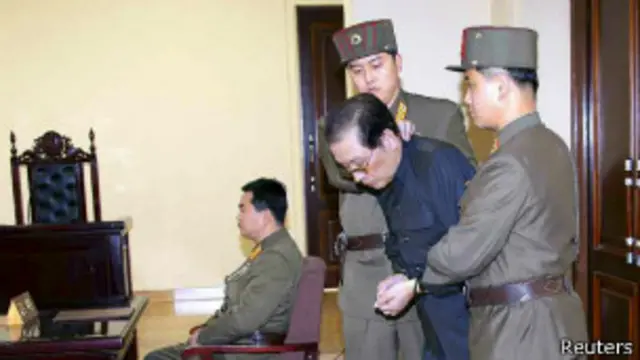 Чан Сон Тхэка выводят из зала суда