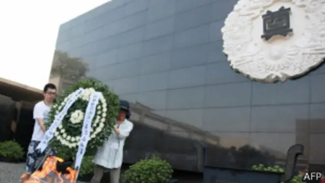 大屠杀纪念碑前摆放花圈