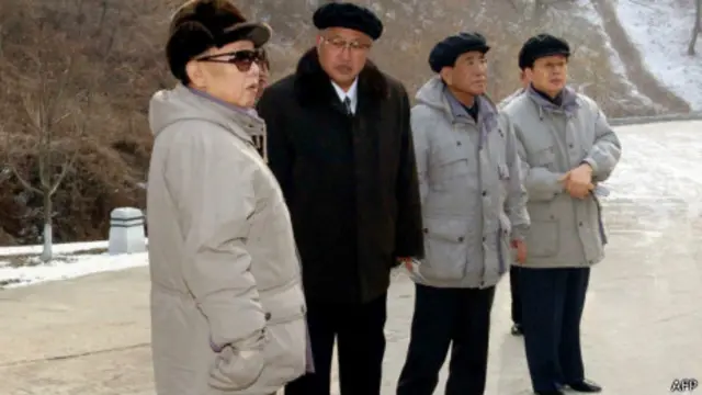 张成泽（右一）陪同金正恩（左一）视察平壤龙岳山游乐场（朝中社2009年1月18日发放照片）