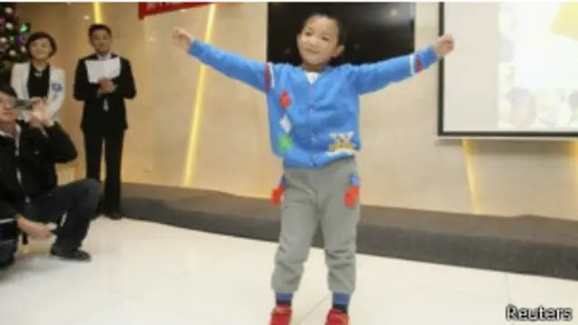 गुओ बिन को कृत्रिम आंखे लगाई गई हैं.