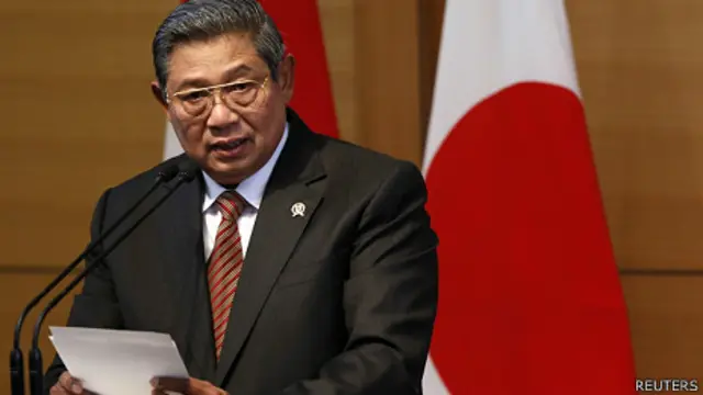 وقع الرئيس الإندونيسي سوسيلو بامبانغ يودويونو القانون بعد تخفيف أحكامه.