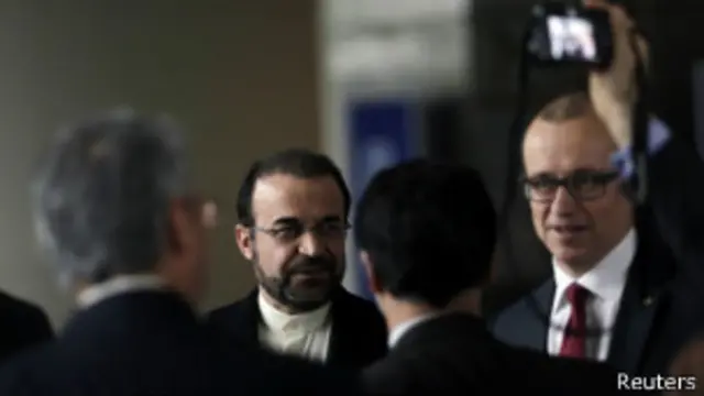 رضا نجفی نماینده ایران در آژانس (چپ) و ترو واریورانتا معاون دبیرکل آژانس چهارشنبه شب گفتگوها را مثبت ارزیابی کردند 