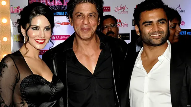 सनी लियोनी और सचिन जोशी के साथ शाहरुख़ ख़ान.