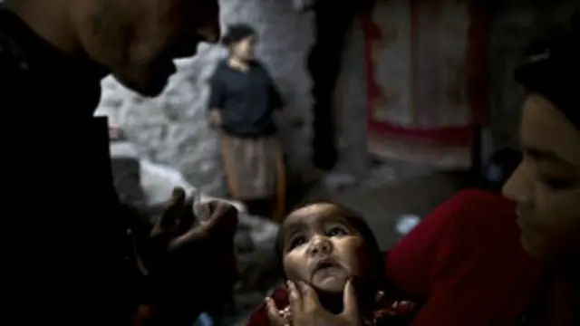 Bebé recibiendo vacuna contra la polio