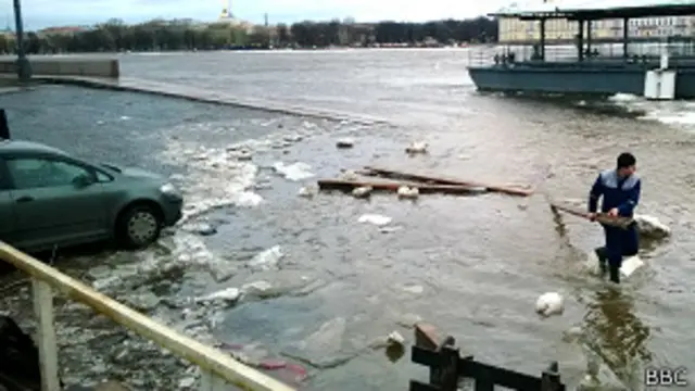 Почти все спуски к Неве подтоплены