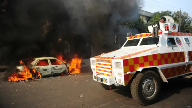بنگلہ دیش میں 1971 میں جنگی جرائم میں ملوث پائے جانے والے جماعت اسلامی کے رہنما عبدالقادر ملا کو پھانسی دینے کے خلاف ہونے والے پرتشدد احتجاج کے دوران تین افراد ہلاک ہوئے ہیں جب کہ گھروں اور کاروباری مراکز کو نقصان پہنچا ہے۔