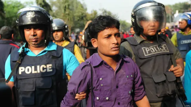بنگلہ دیش میں جماعت اسلامی کے کارکنوں کو حراست میں بھی لیا گیا ہے۔