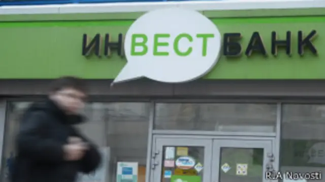 Прохожий у офиса "Инвестбанка" в Москве