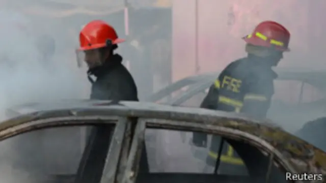 مقامی ٹی وی چینل پر مظاہرین کو گھروں اور دیگر املاک پر حملے کرتے ہوئے دکھایا گیا ہے