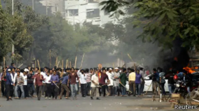 ရဲတွေနဲ့ ထိပ်တိုက်တွေ့ကြတဲ့ မူလာကို ထောက်ခံသူများ။