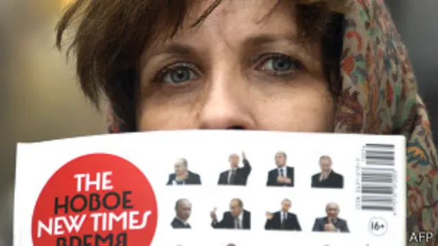 Журналистка Зоя Светова с номером журнала New Times