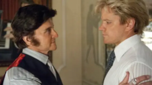 من الأعمال المرشحة بفئة الفيلم التلفزيوني "خلف الشمعدان"، من بطولة مايكل دوغلاس (يسار) ومات ديمون