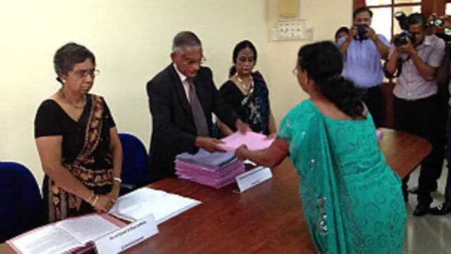 Warga Tamil memberikan rincian anggota keluarga mereka yang hilang