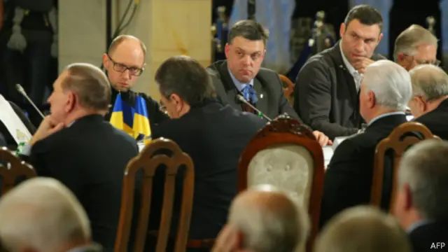 Украинадаги оммавий намойишлар ортидан Президент Виктор Янукович мухолифат аъзолари билан учрашишига тўғри келди.
