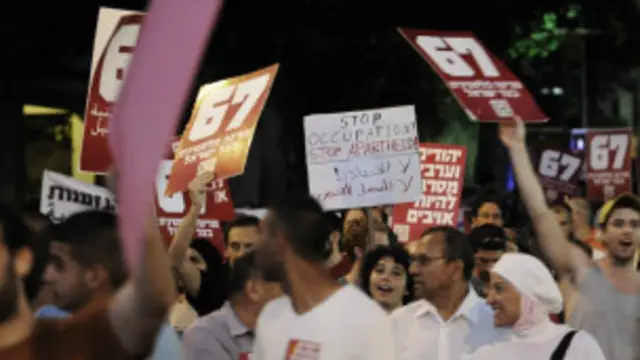 Israelenses e árabes israelenses em protesto contra ocupação israelense na Cisjordânia após Guerra dos Seis Dias de 1967, em 1º de junho de 2013, Tel Aviv Foto AFP PHOTO/DAVID BUIMOVITCHDAVID BUIMOVITCH/AFP/Getty Images