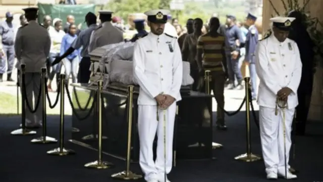 مراسلة بي بي سي في جوهانسبرغ تتحدث عن حزنها العميق أثناء جنازة مانديلا