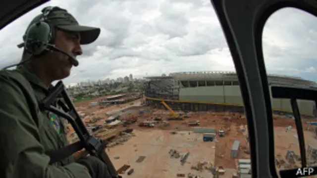 Un policía custodia la construcción del estadio de Arena Pantanal, en Cuiabá