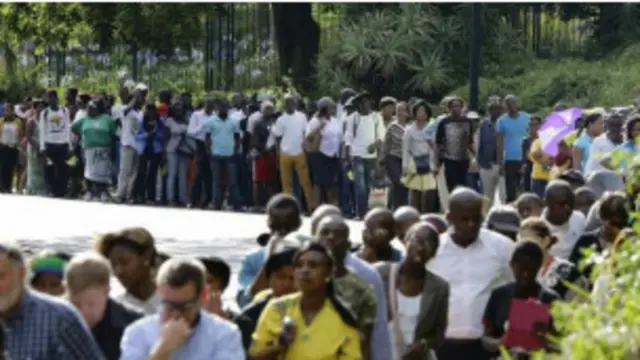 الشعب الجنوب أفريقي يلقي النظرة الأخيرة على مانديلا