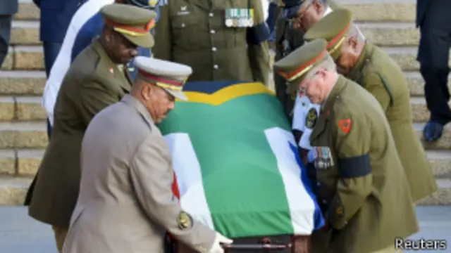 曼德拉靈柩移離總統府聯合大廈