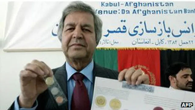 د افغانستان بانک مشر وايي هېواد کې یې د بهرنۍ پانګونې پیکه کېدل، او امنیتي اندېښنې هم د افغانیو ارزښت ښکته کېدو له لاملونو څخه دوه پام وړ لاملونه دي.