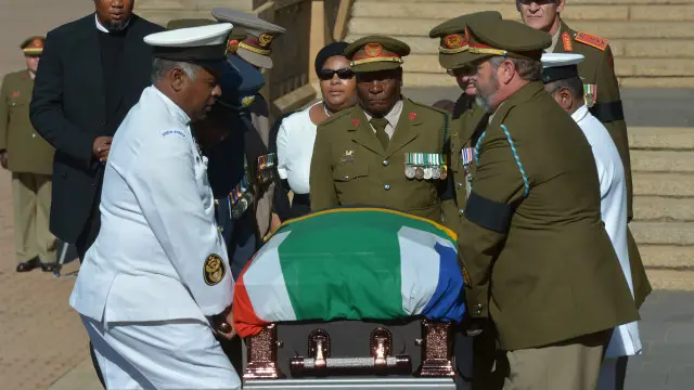 جنوبی افریقہ کے سابق صدر نیلسن منڈیلا کے جسد خاکی کی دیدار کے لیے کم از کم ایک لاکھ لوگ پہنچے