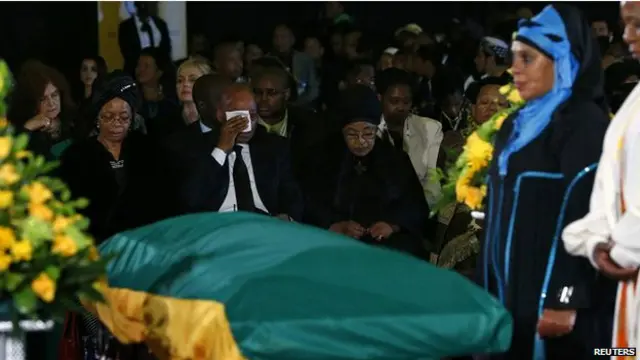 अंतिम संस्कार के दौरान मंडेला के परिजन उनके साथ ही रहेंगे.