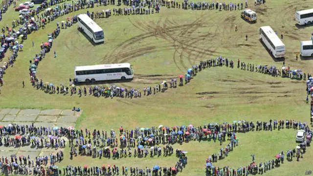 मंडेला को श्रद्धांजलि देने के लिए आम जनता को तीन दिन का समय मिला था. इस दौरान उनके अंतिम दर्शन के लिए लोगों की लंबी-लंबी कतारें लग गईं. 