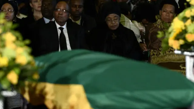 وصف الرئيس زوما مانديلا بـ "القامة الشامخة"