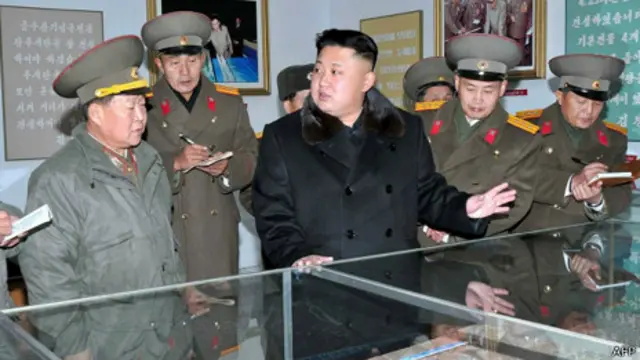 金正恩视察朝鲜人民军设计研究所(朝中社2013年12月14日发放照片)