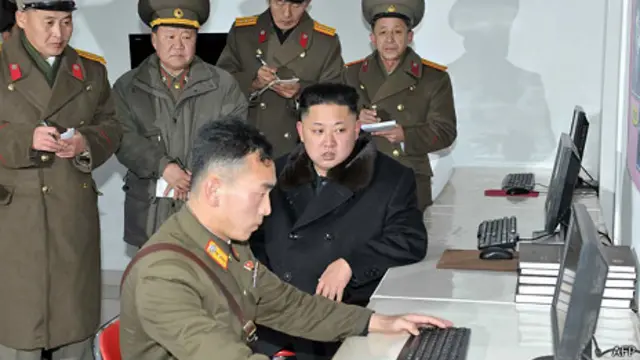 金正恩视察朝鲜人民军设计研究所(朝中社2013年12月14日发放照片)