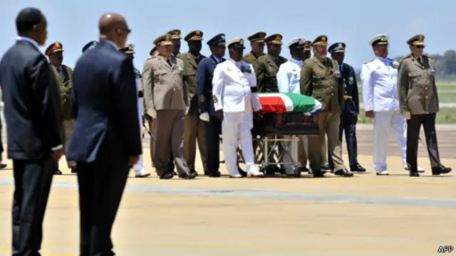 曼德拉靈柩被送往他的家鄉庫努