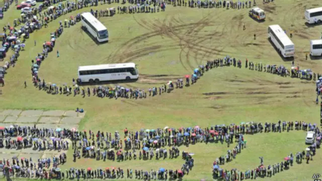 اصطف الناس لإلقاء تحية الوداع، في صفوف ‘بعمق 10 الى 12 صفا، على جوانب الطرق حيث سار موكب جنازة مانديلا. 