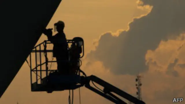 Trabajador en el estadio de Manaos