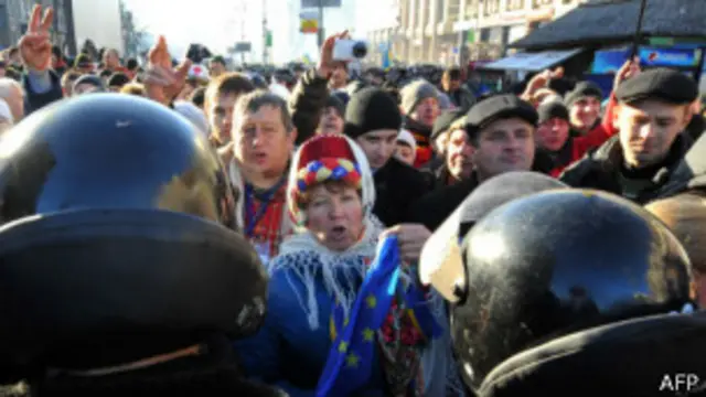 په اوکراين کې له اروپا سره د تړون د نه لاسليک کولو په پلوۍ او مخالفت کې لاريونونه وشول