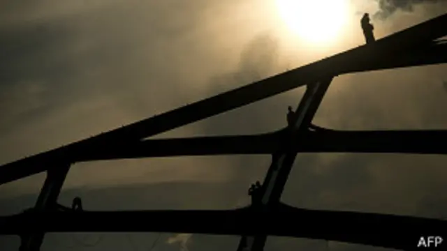 Строители на крыше стадиона "Арена Амазония" в Манаусе