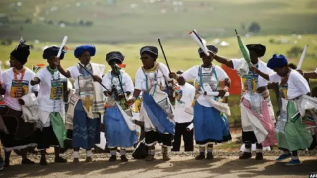 مراسم بومیان زادگاه ماندلا برای وداع با او