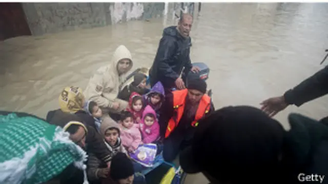 اقوام متحدہ کی تنظیم یو این ڈبلیو آر اے کے ایک ترجمان نے بتایا کہ غزہ میں ’تا حدِ نگاہ‘ پانی کھڑا ہوا ہے