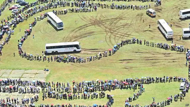 Masyarakat Afrika Selatan di Qunu ikut berduka dengan terlibat dalam proses pemakaman Mandela.