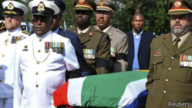 Гроб с телом Манделы прибывает в Куну
