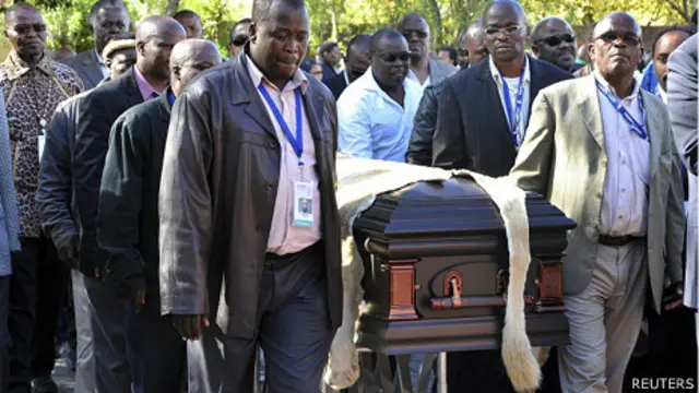 曼德拉靈柩抵達家鄉庫努後被蓋上獅子皮（14/12/2013）