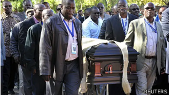 منڈیلا کے تابوت کو شیر کی کھال سے ڈھانپا گیا تھا