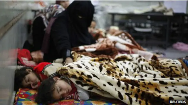 Ribuan warga Gaza termasuk kanak-kanak ini tinggal di tempat penampungan sementara.