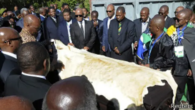 Гроб с телом Манделы в деревне Куну