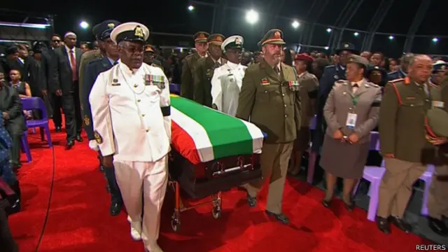 出席国葬仪式宾客全体起立迎接曼德拉灵柩进场(15/12/2013)