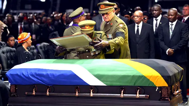 Sejumlah undangan di depan peti jenazah Nelson Mandela sata upacara digelar. 