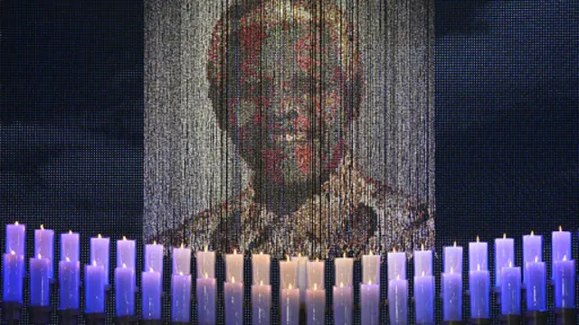 Potret Mandela berukuran besar serta puluhan lilin di dalam tenda khusus.