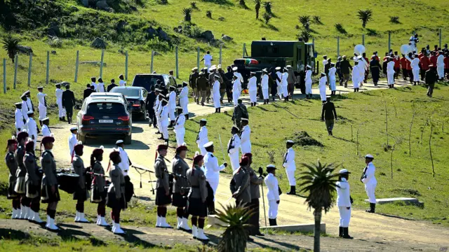 نیلسن منڈیلا پانچ دسمبر کو 95 برس کی عمر میں انتقال کر گئے تھے اور ان کی یاد میں تقریبات دس دن سے جاری تھیں۔